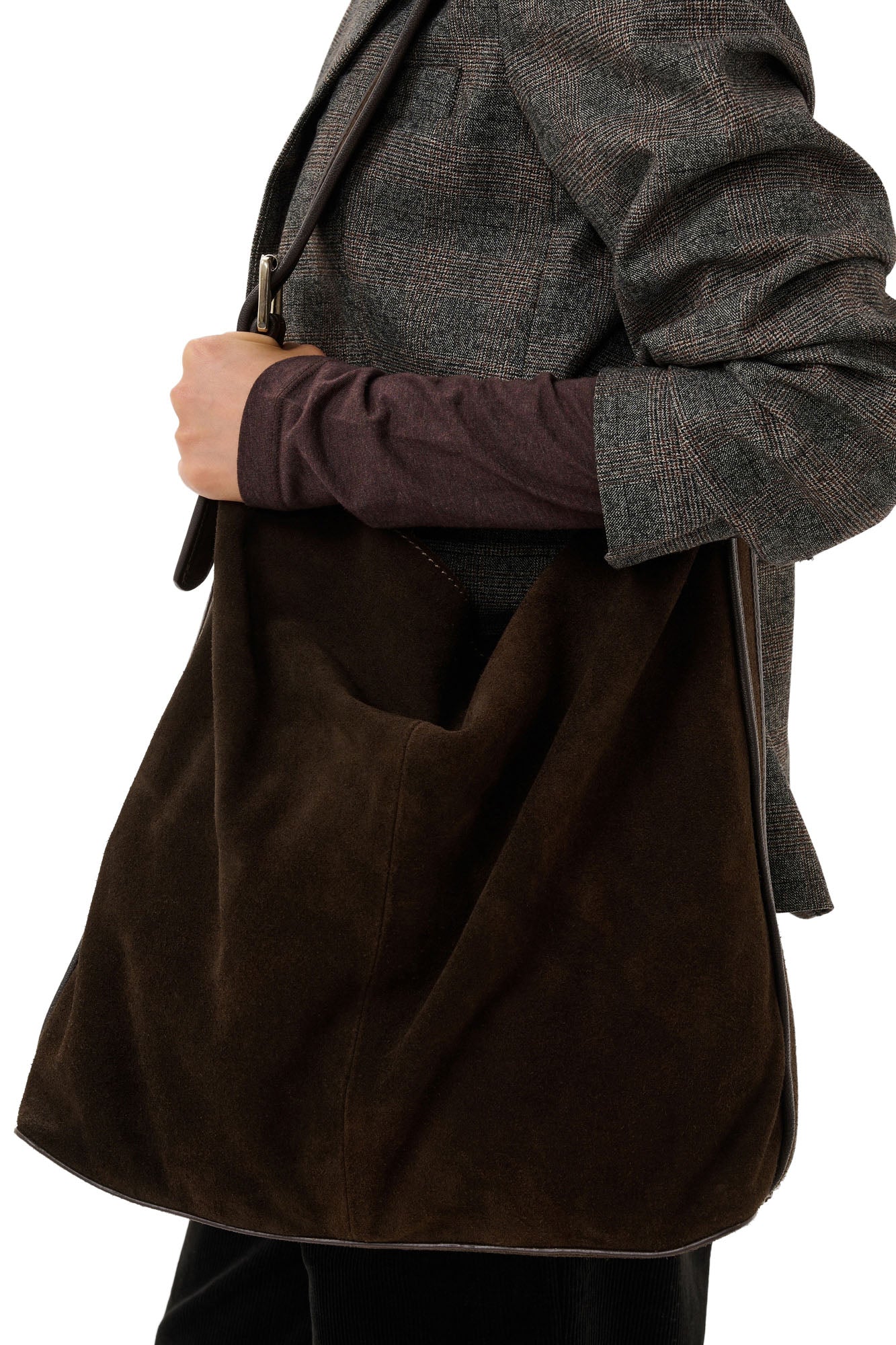 Sac hobo en suède brun foncé porté avec passepoil en cuir foncé pour femme par Part Two en gros plan