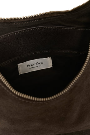 Détail intérieur de la sac à bandoulière brun foncé avec doublure noire et pochette pour femme par Part Two