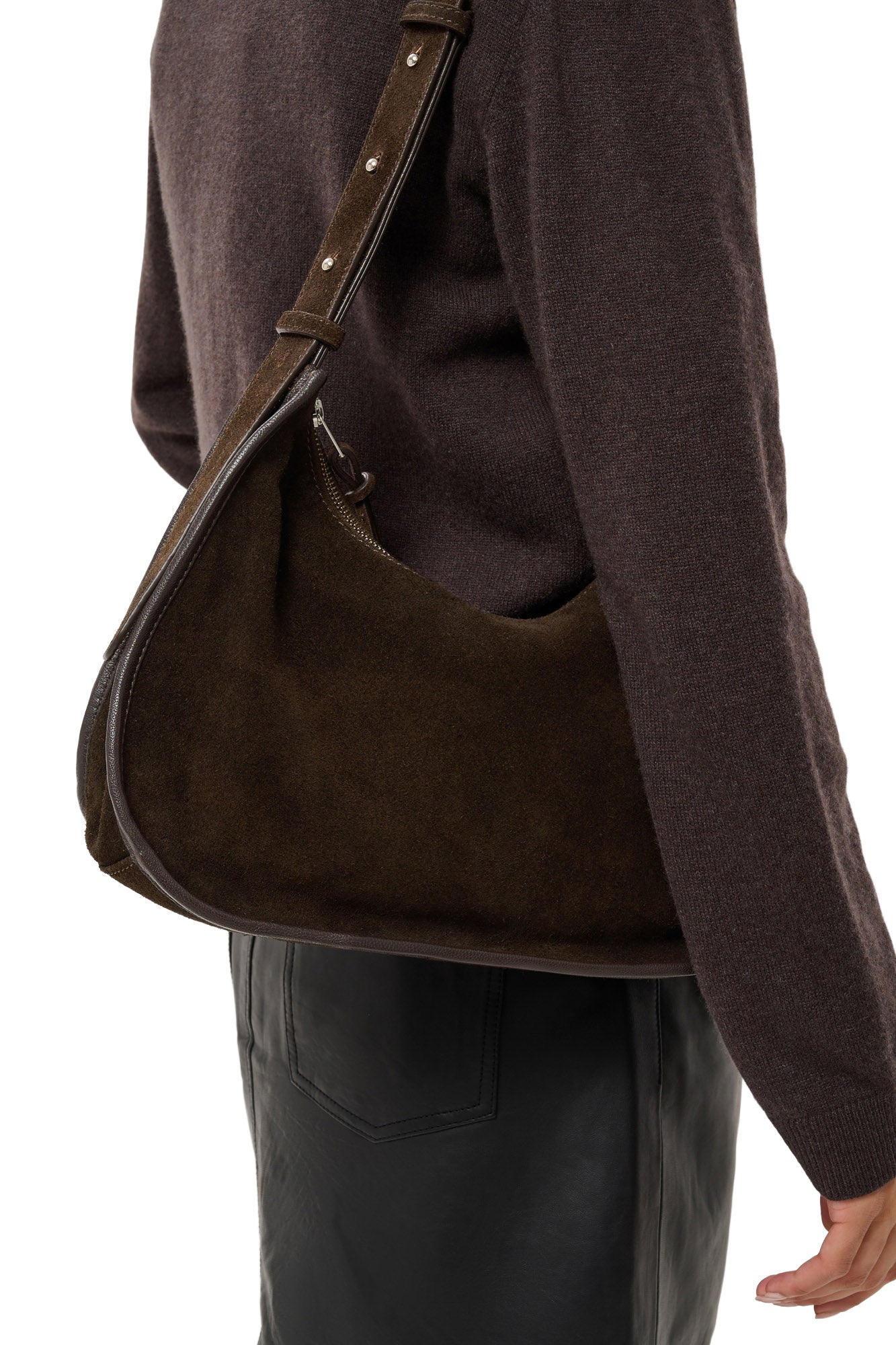 Vue rapprochée de la sac à bandoulière en suède brun foncé avec fermeture éclair et passepoil pour femme par Part Two