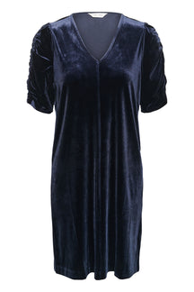 Robe manches courtes en velours bleu marine foncé à col en V et manches froncées pour femme par Part Two, vue de face