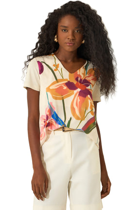 Vue avant rapprochée d'une blouse crème à col V et manches courtes, imprimé floral multicolore pour femme par Lez a Lez