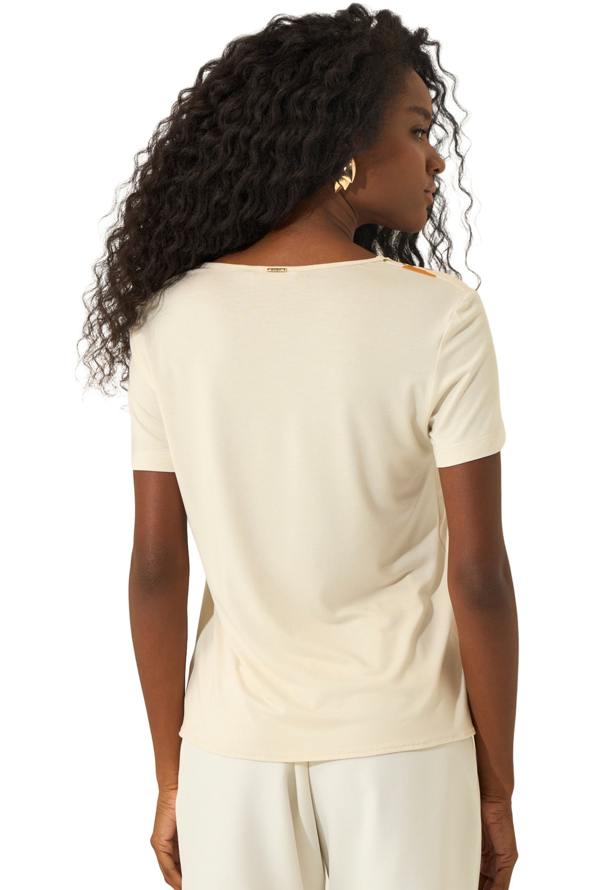 Vue arrière d'une blouse crème à manches courtes, dos uni et petite plaque métallique au col pour femme par Lez a Lez