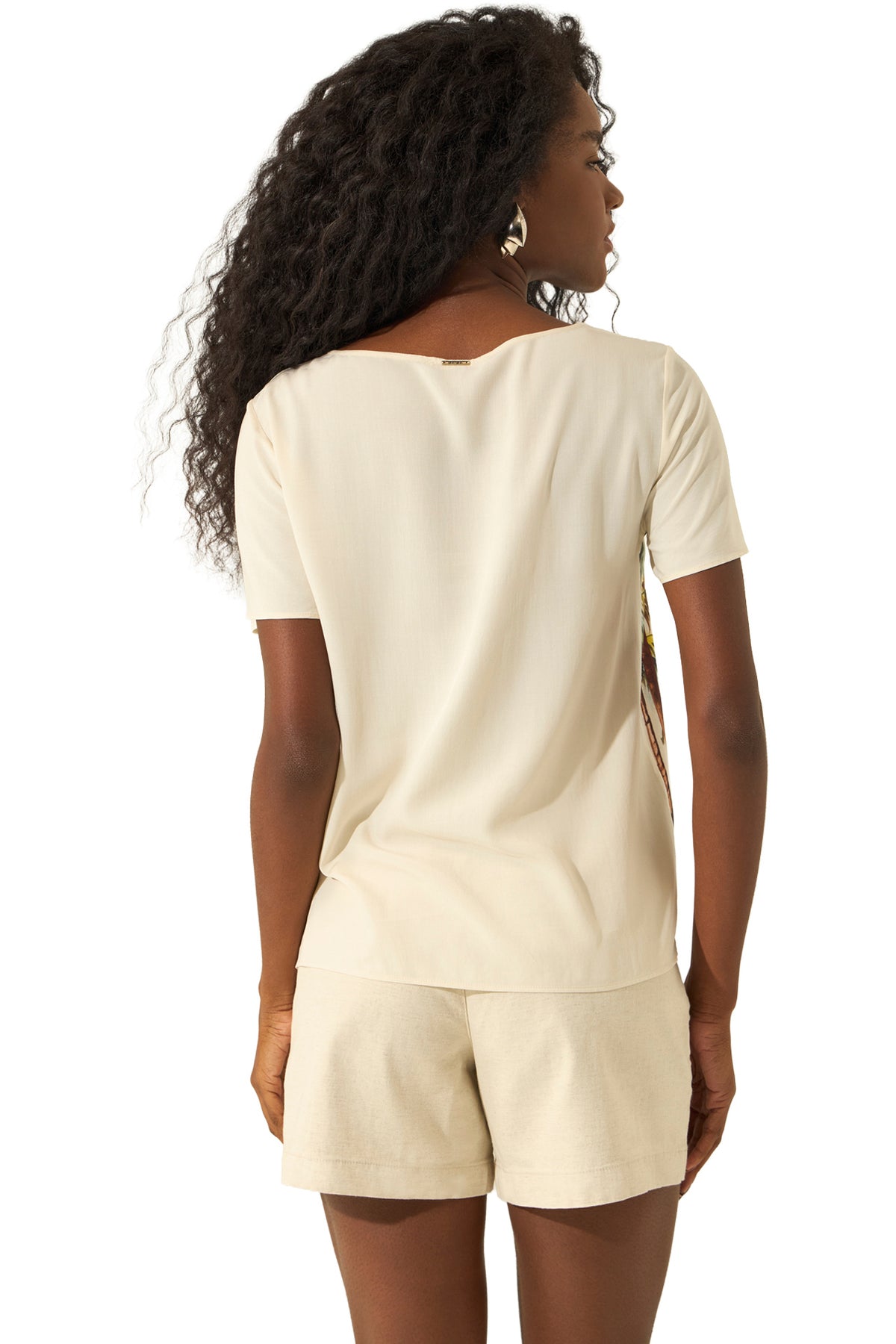 Blouse ivoire à manches courtes, dos uni et petite plaque au col pour femme par Lez a Lez, vue de dos