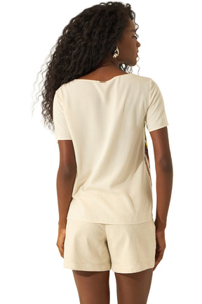 Blouse ivoire à manches courtes, dos uni et petite plaque au col pour femme par Lez a Lez, vue de dos