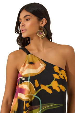 Gros plan d’une blouse noire à imprimé tropical avec bretelle tressée et encolure asymétrique pour femme par Lez a Lez