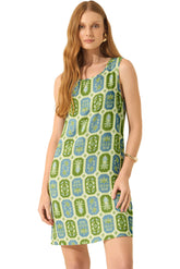 Vue de face d’une robe droite verte sans manches à encolure ronde et motif bleu blanc pour femme par Lez a Lez