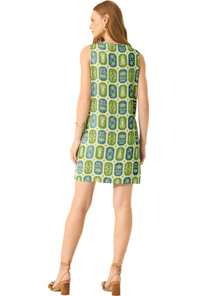Vue arrière d’une robe droite sans manches verte à motif géométrique bleu et blanc pour femme par Lez a Lez