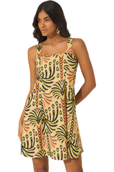 Vue de face rapprochée de la robe courte beige sans manches à encolure carrée et imprimé tropical pour femme par Lez a Lez