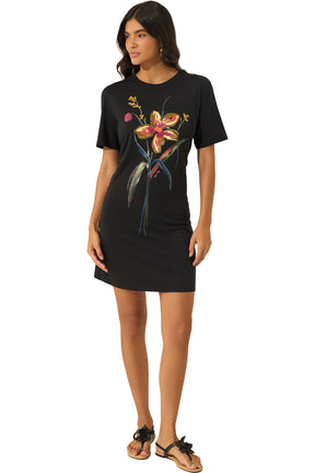 Vue de face pleine longueur d’une mini robe T-shirt noire avec grand motif floral pour femme par Lez a Lez