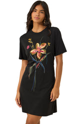 Robe T-shirt noire à manches courtes avec motif floral multicolore pour femme par Lez a Lez, vue de face