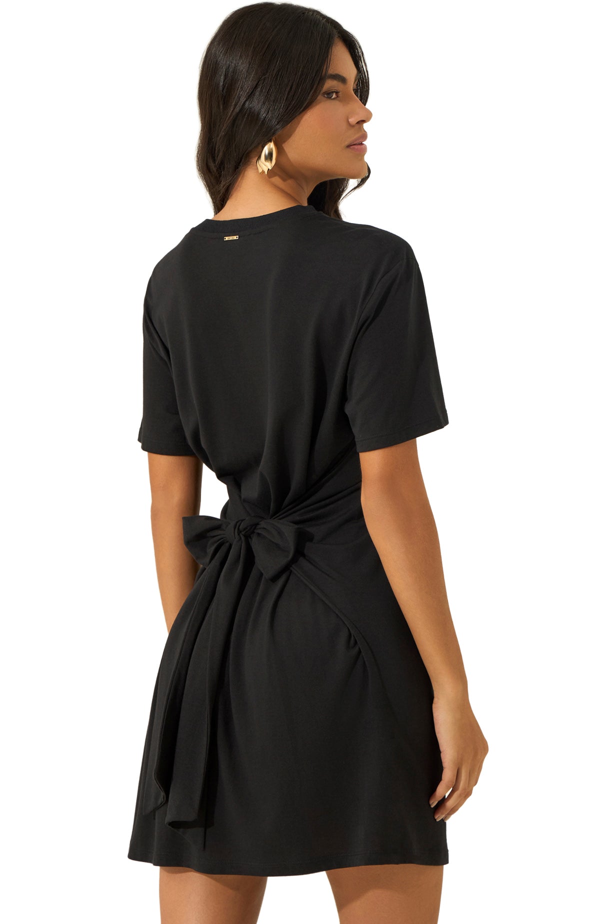 Vue arrière d’une robe T-shirt noire à manches courtes avec ceinture nouée et plaque au cou pour femme par Lez a Lez