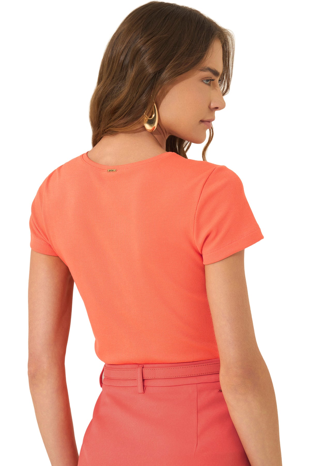 Vue arrière du T-shirt corail côtelé à manches courtes, avec petite plaque au col pour femme par Lez a Lez