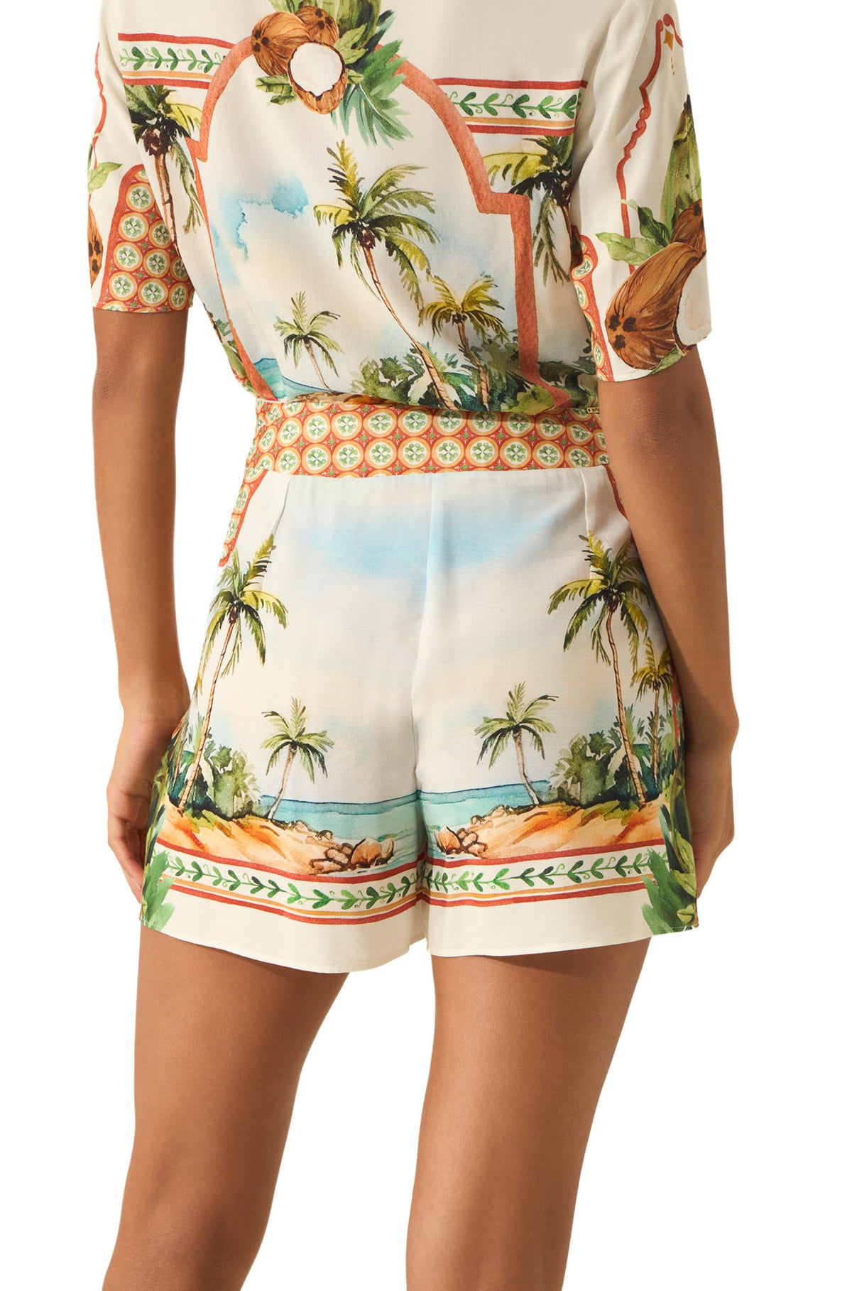 Short ivoire à taille haute, vue de dos, imprimé palmiers et bordure orange pour femme par Lez a Lez