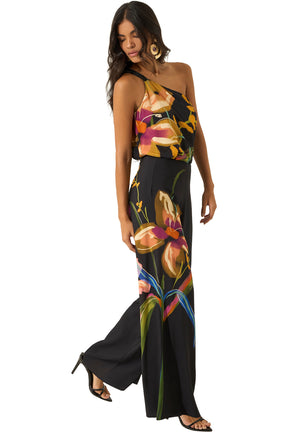 Vue en angle d’un pantalon noir à jambe large avec grand motif floral sur la jambe avant pour femme par Lez a Lez