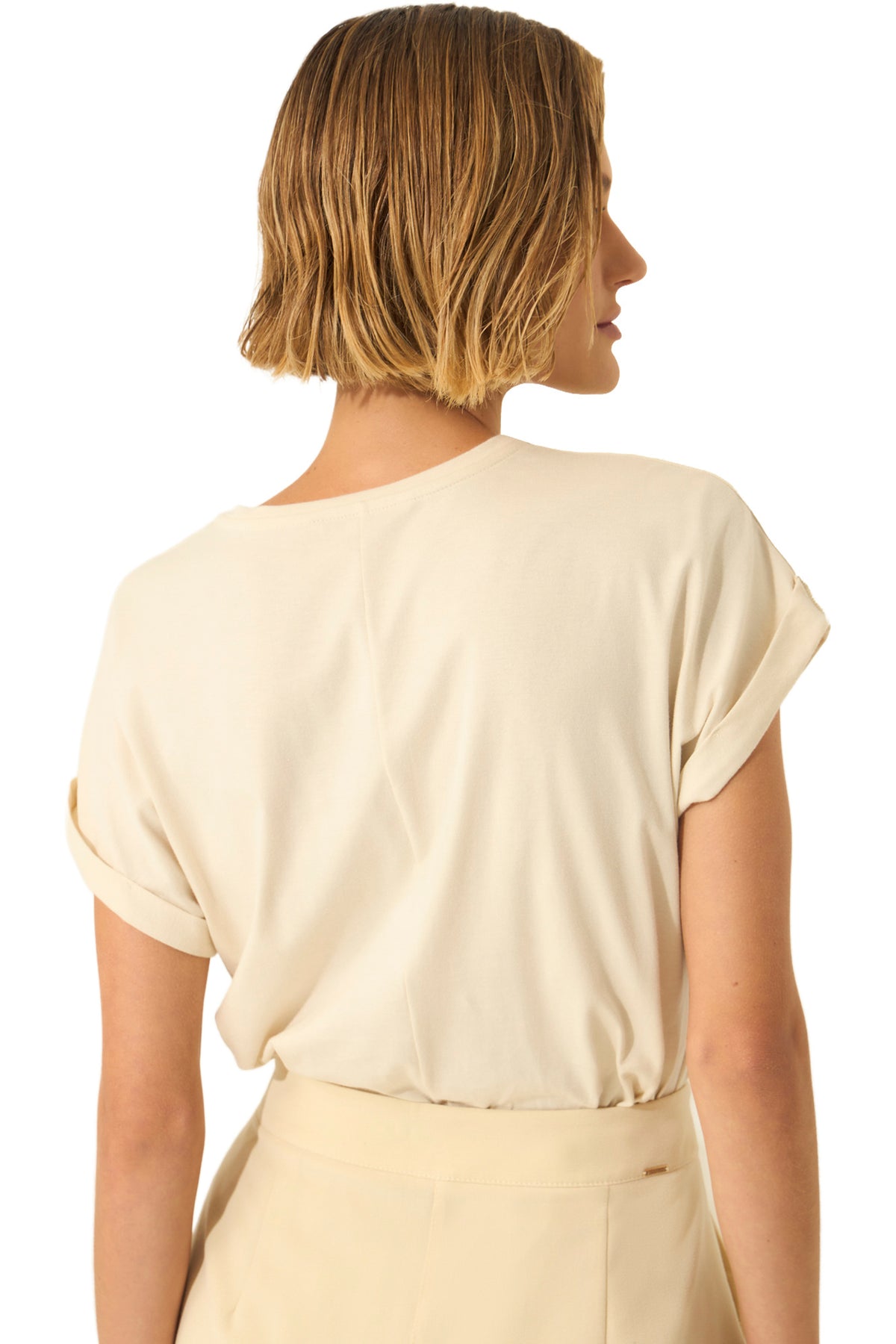 Vue arrière du T-shirt ivoire à manches courtes roulées et couture centrale au dos pour femme par Lez a Lez