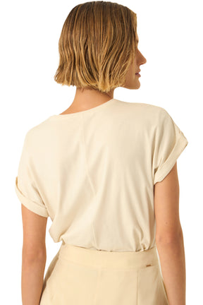 Vue arrière du T-shirt ivoire à manches courtes roulées et couture centrale au dos pour femme par Lez a Lez