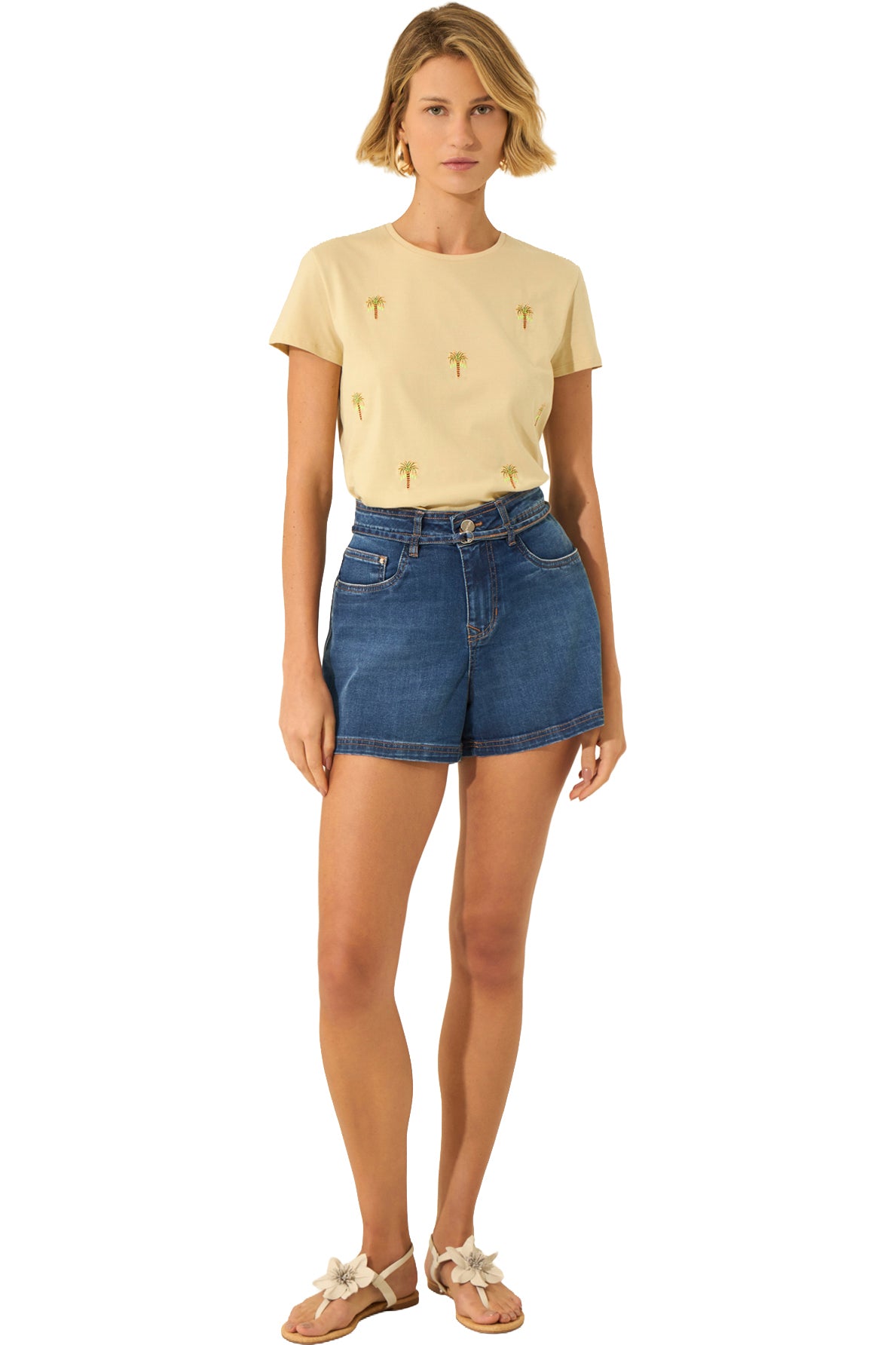 Vue complète de face du T-shirt jaune pâle à palmiers brodés, porté avec un short en denim pour femme par Lez a Lez