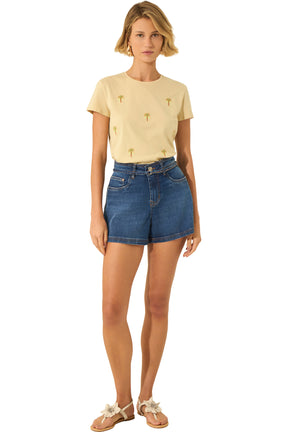 Vue complète de face du T-shirt jaune pâle à palmiers brodés, porté avec un short en denim pour femme par Lez a Lez