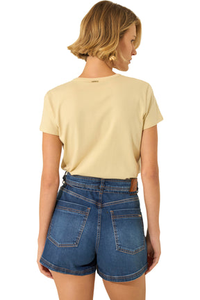 Dos du T-shirt jaune pâle à manches courtes avec petite plaque métallique au col pour femme par Lez a Lez
