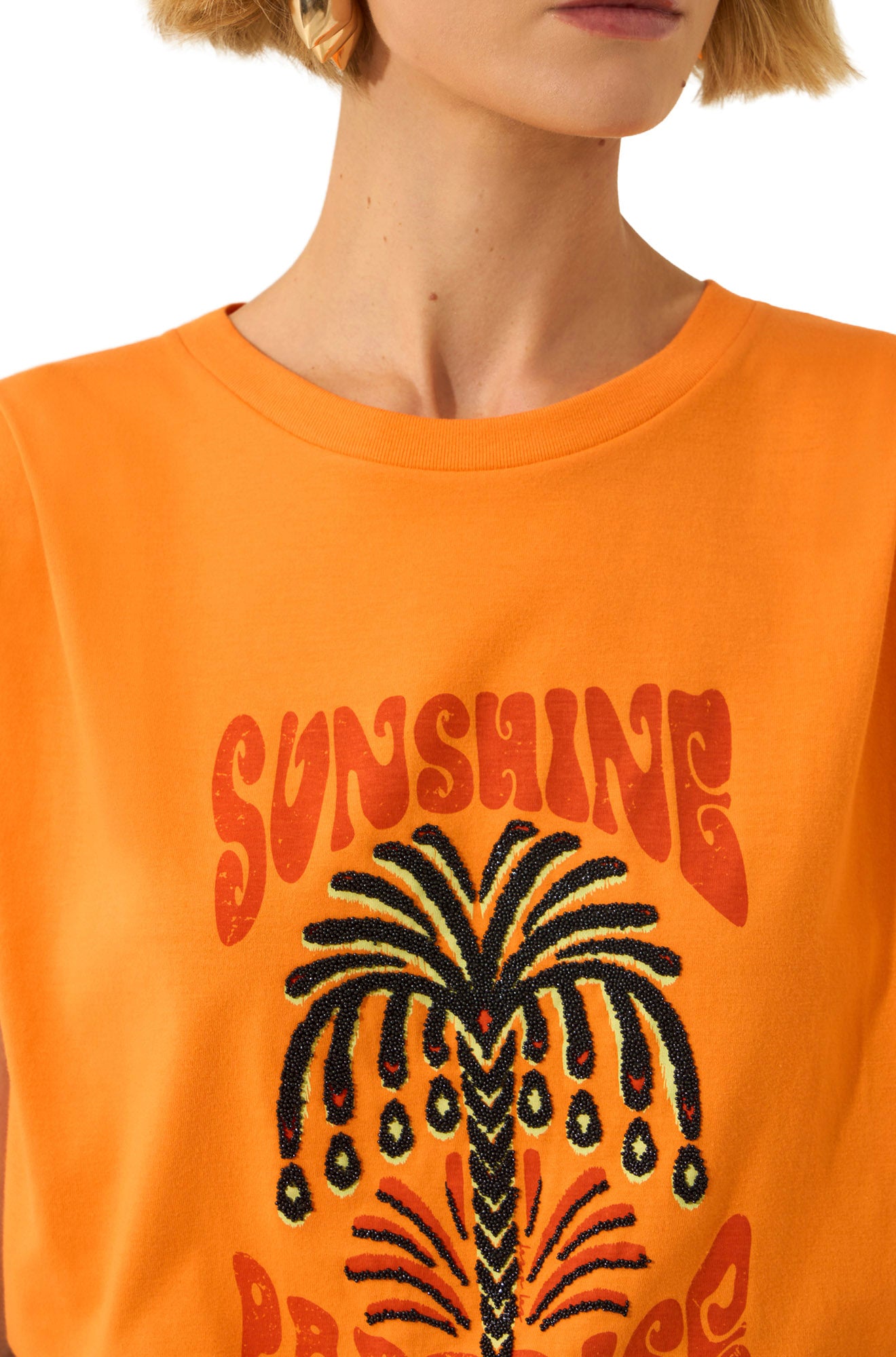 T-shirt orange à col rond avec texte SUNSHINE rouge et palmier perlé noir pour femme par Lez a Lez, en gros plan