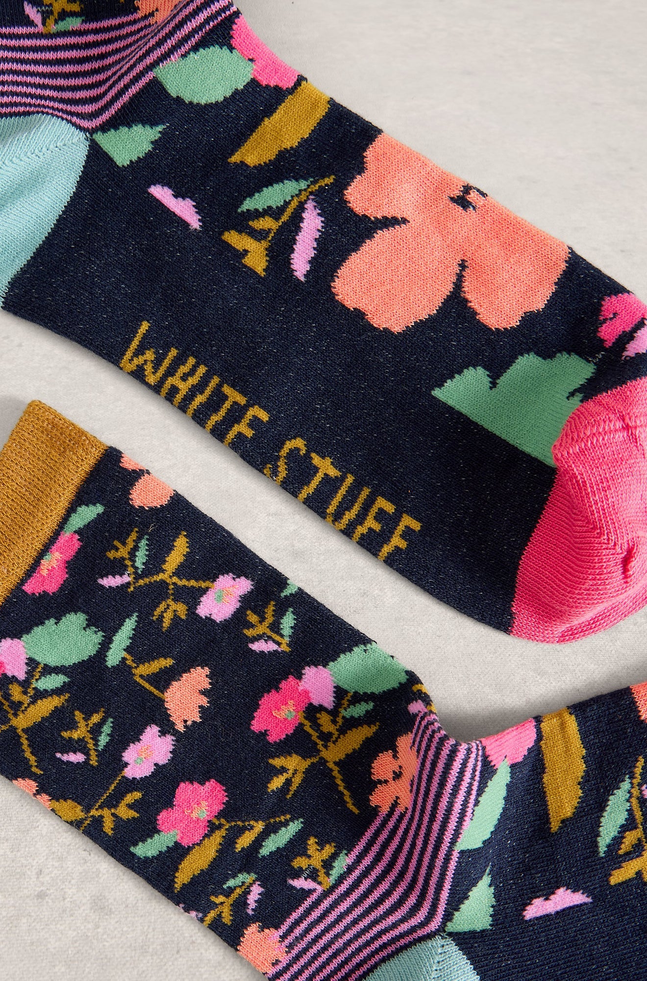 Paire de bas pour femme par White Stuff | 445152 Marine Multi | Boutique Vvög, vêtements mode pour homme et femme