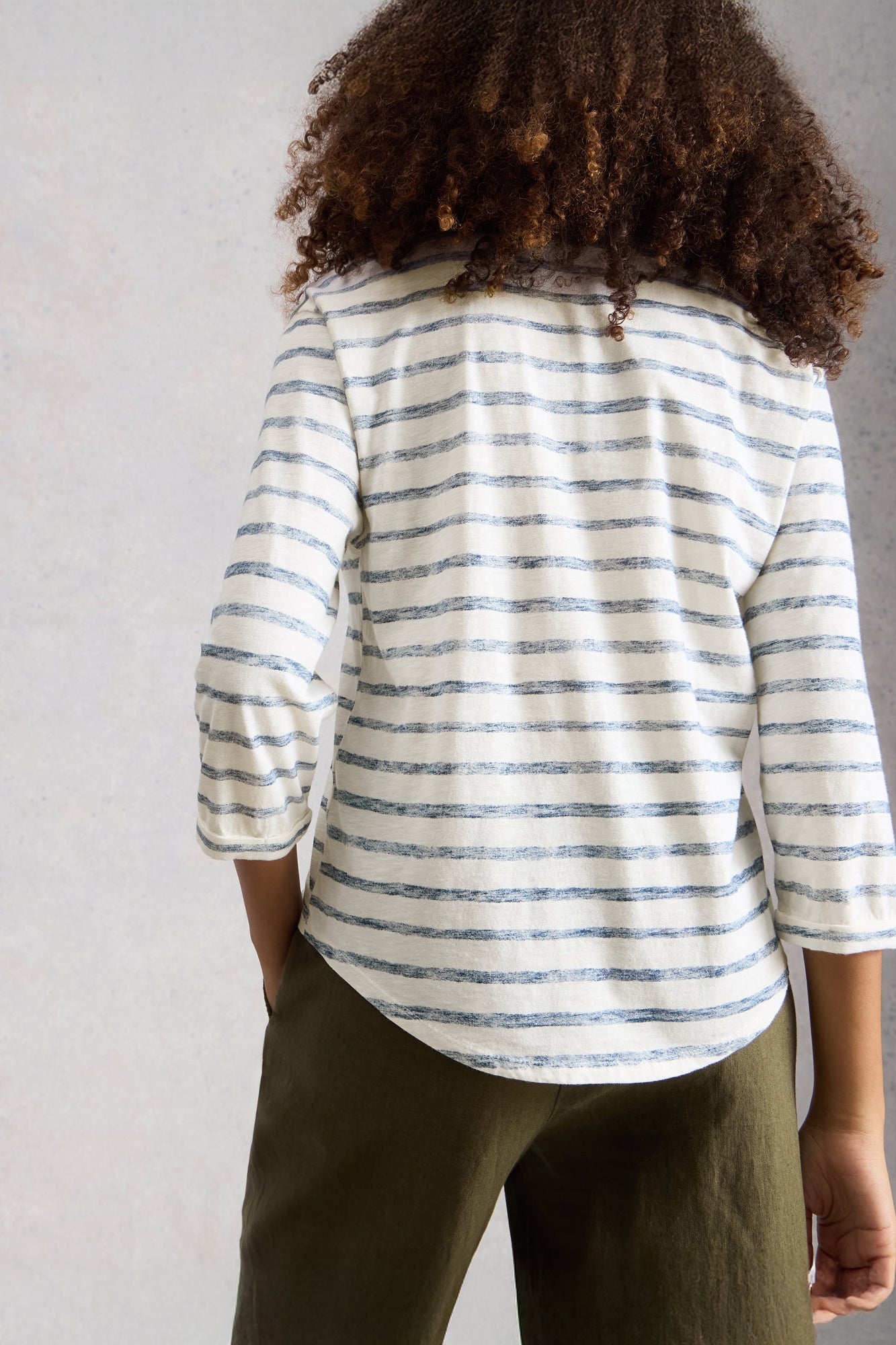 Chandail henley pour femme par White Stuff | 445372 Marine Multi | Boutique Vvög, vêtements mode pour homme et femme