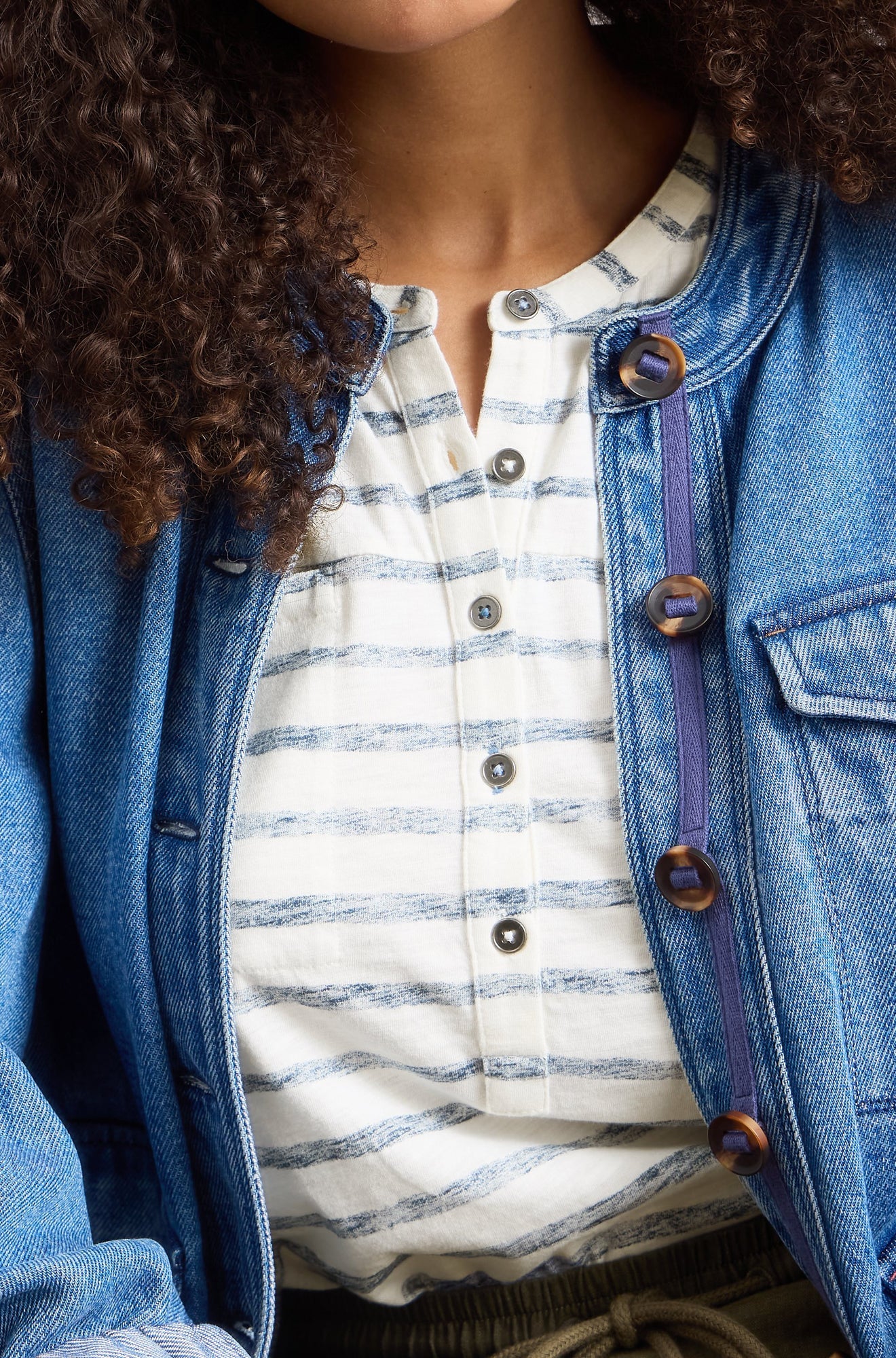 Chandail henley pour femme par White Stuff | 445372 Marine Multi | Boutique Vvög, vêtements mode pour homme et femme