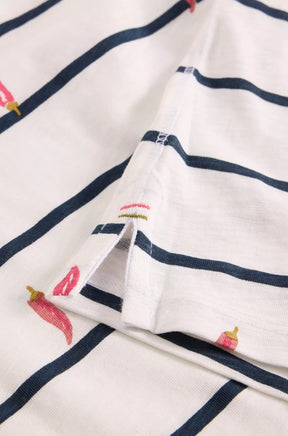 Gros plan sur la fente d’ourlet du t-shirt ivoire rayé avec imprimé piments et surpiqûres pour femme par White Stuff
