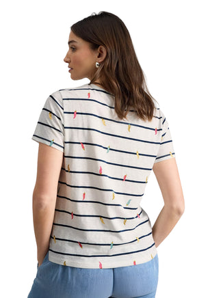 T-shirt ivoire rayé avec motifs de piments multicolores pour femme par White Stuff, vue de dos sur mannequin