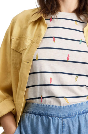 Face du t-shirt ivoire rayé avec piments colorés sous une surchemise jaune pour femme par White Stuff, vue rapprochée
