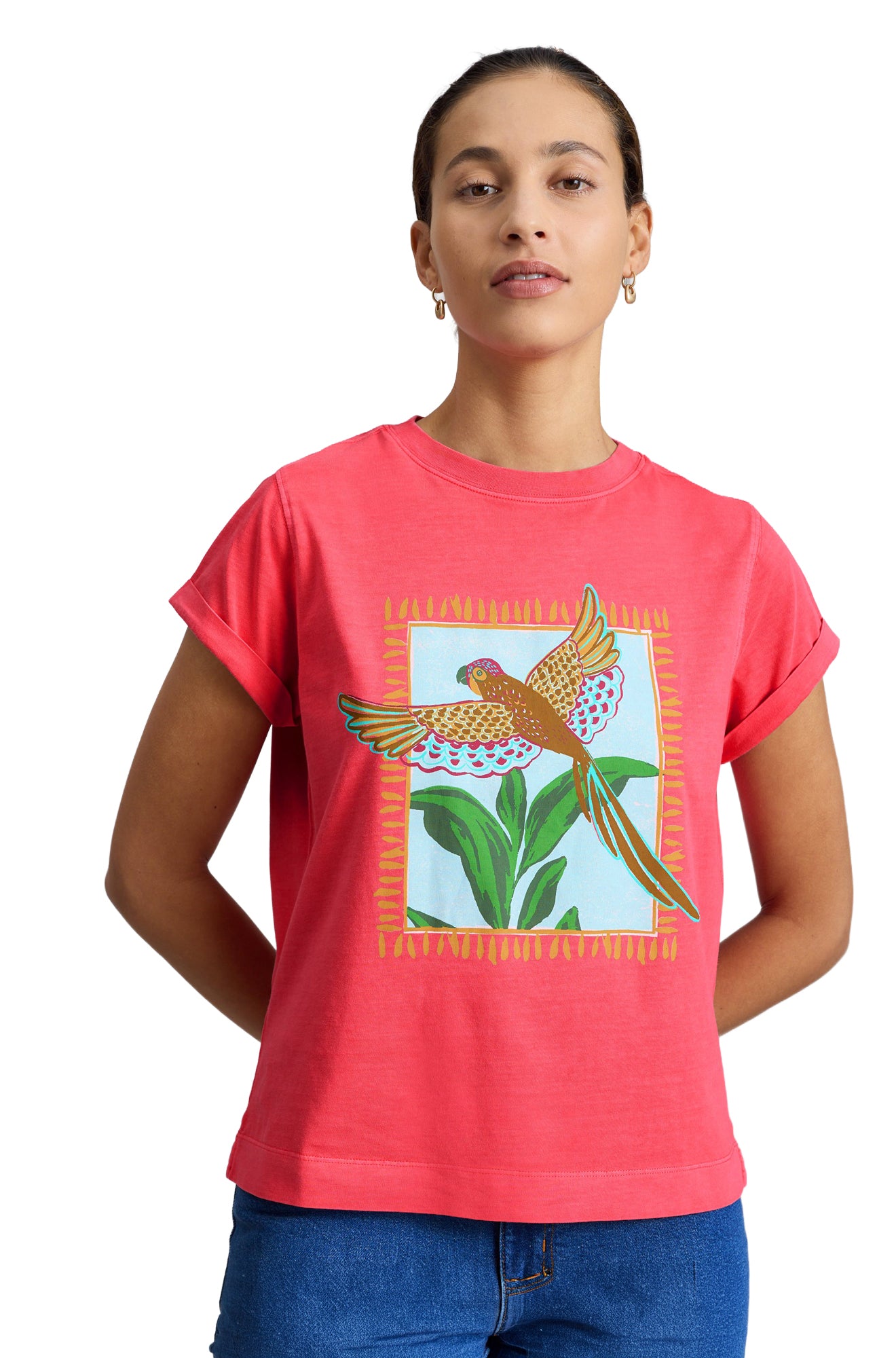 Vue de face sur modèle du t-shirt corail à col rond avec motif perroquet et feuilles pour femme par White Stuff