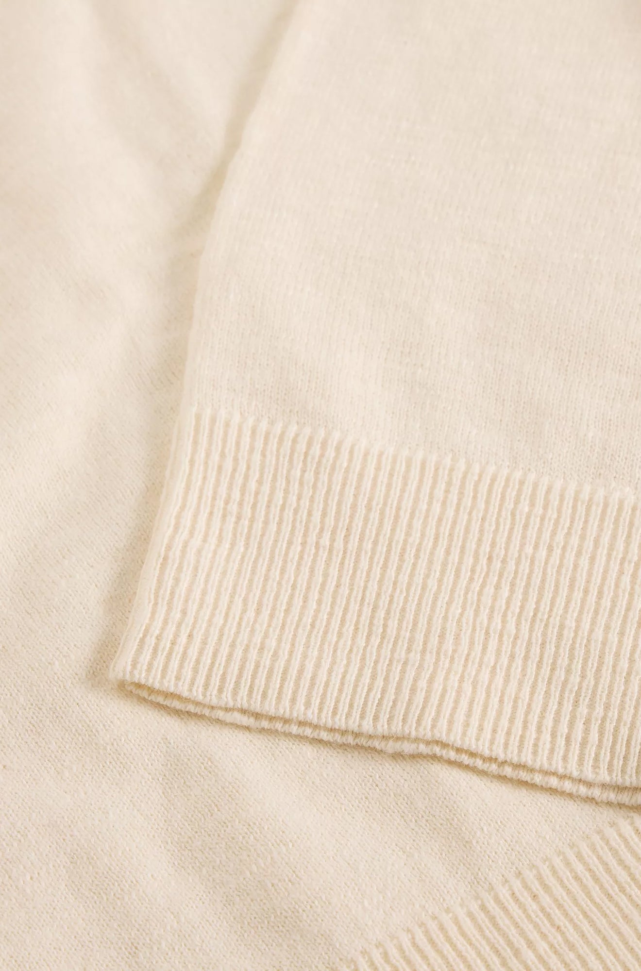 Maille crème avec détail de l’ourlet large côtelé du polo pour femme par White Stuff, en gros plan