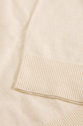 Maille crème avec détail de l’ourlet large côtelé du polo pour femme par White Stuff, en gros plan
