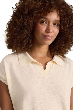 Polo tricot crème montrant le col ouvert et la maille fine pour femme par White Stuff, vue rapprochée