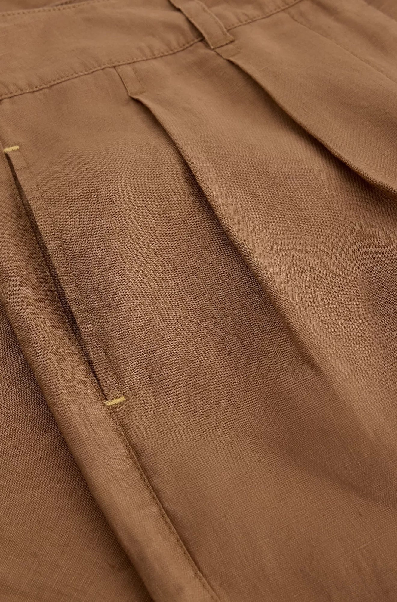 Tissu brun camel du pantalon, poche latérale, plis, passant et coutures pour femme par White Stuff, en gros plan