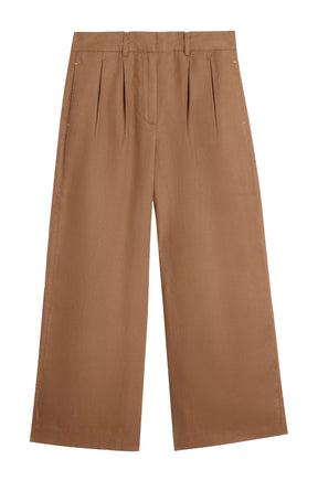 Pantalon large brun camel avec plis, passants et poches latérales pour femme par White Stuff, vue avant isolée