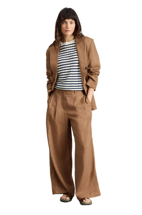 Vue avant stylisée du pantalon large brun camel avec taille plissée et jambes pleine longueur pour femme par White Stuff