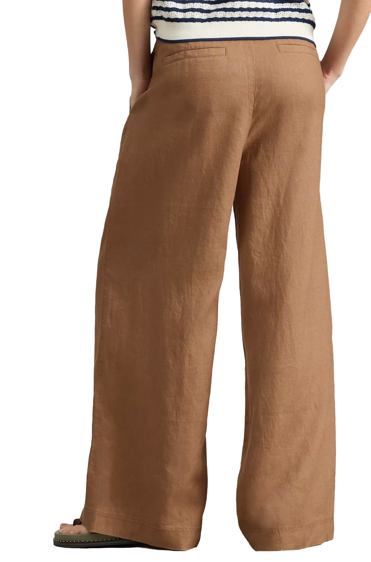 Vue arrière sur modèle du pantalon large brun camel avec poches passepoilées et ourlets cousus pour femme par White Stuff