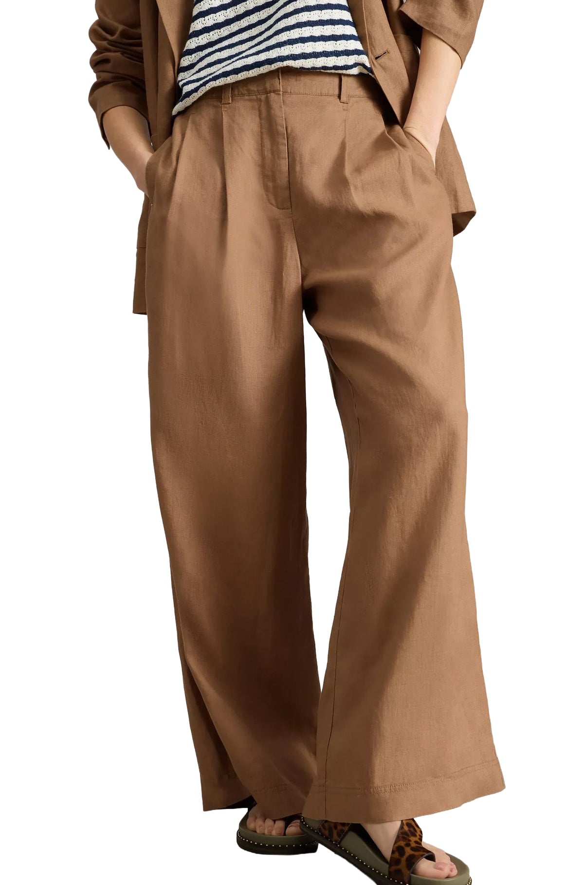 Vue avant sur modèle du pantalon large brun camel avec plis, poches latérales et ourlets cousus pour femme par White Stuff