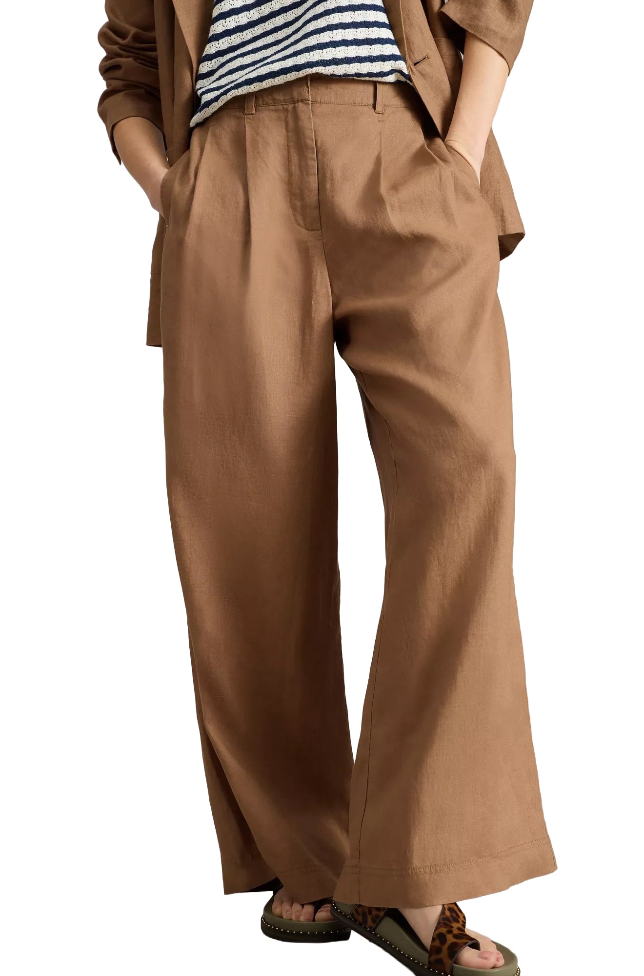 Vue avant sur modèle du pantalon large brun camel avec plis, poches latérales et ourlets cousus pour femme par White Stuff