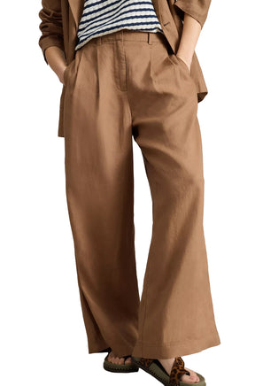 Vue avant sur modèle du pantalon large brun camel avec plis, poches latérales et ourlets cousus pour femme par White Stuff