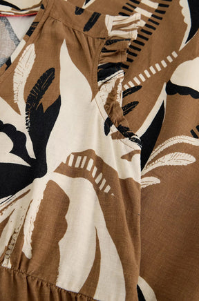 Tissu tissé tan à imprimé feuilles crème et noir, avec couture d’épaule volantée pour femme par White Stuff, en gros plan