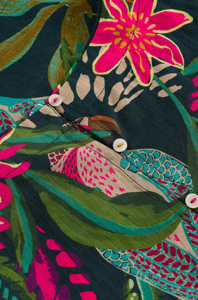 Blouse sans manche tropical sarcelle foncé avec petits boutons blancs au dos et fleurs vives pour femme, en gros plan