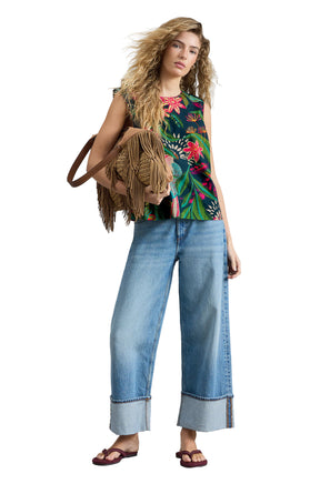 Vue avant pleine longueur de la blouse sans manche tropical sarcelle foncé à ourlet droit sur jean pour femme