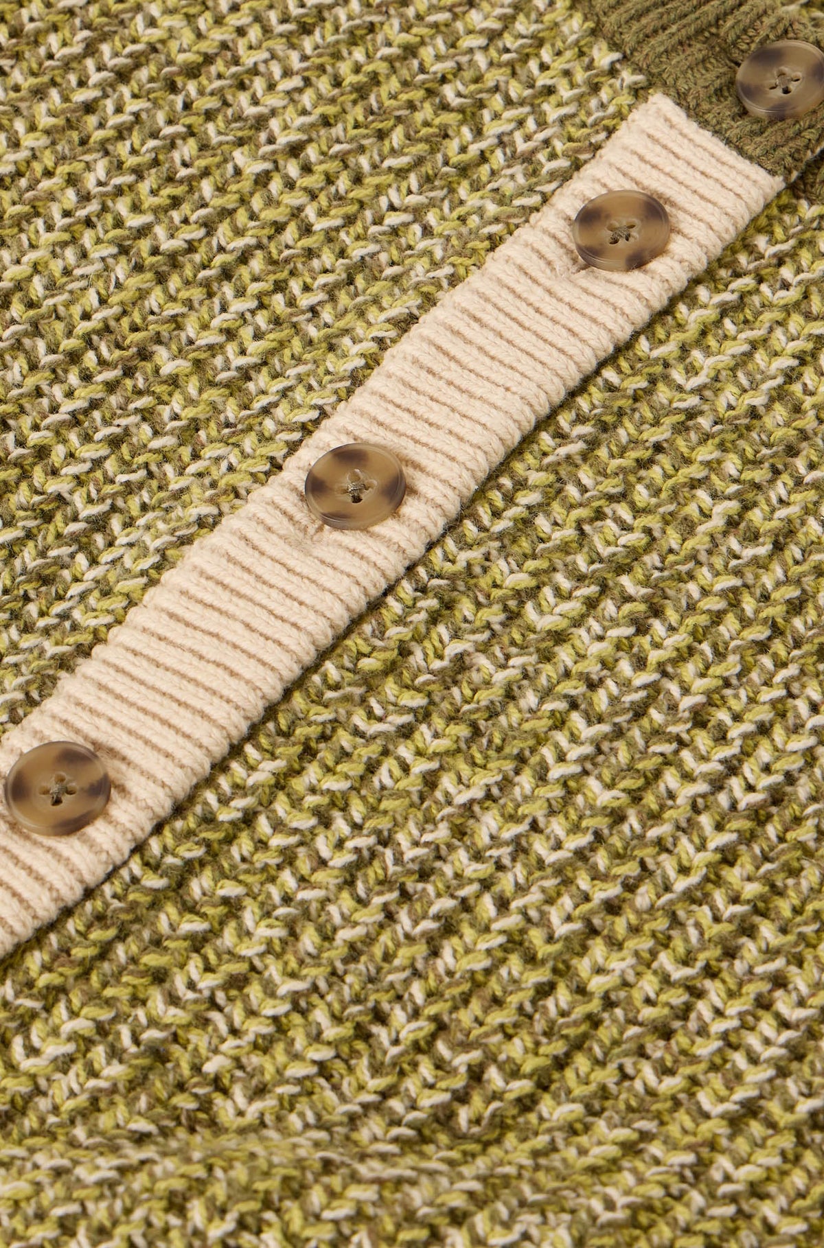 Veste en tricot chiné olive avec patte crème et boutons bruns pour femme par White Stuff, en gros plan