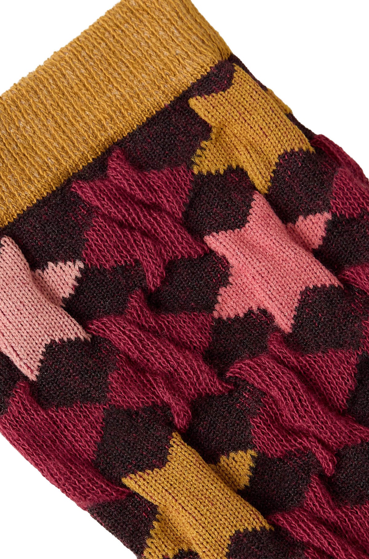 Bas bourgogne texturées à étoiles moutarde, roses et rouges avec chaussettes pour femme par White Stuff, en gros plan