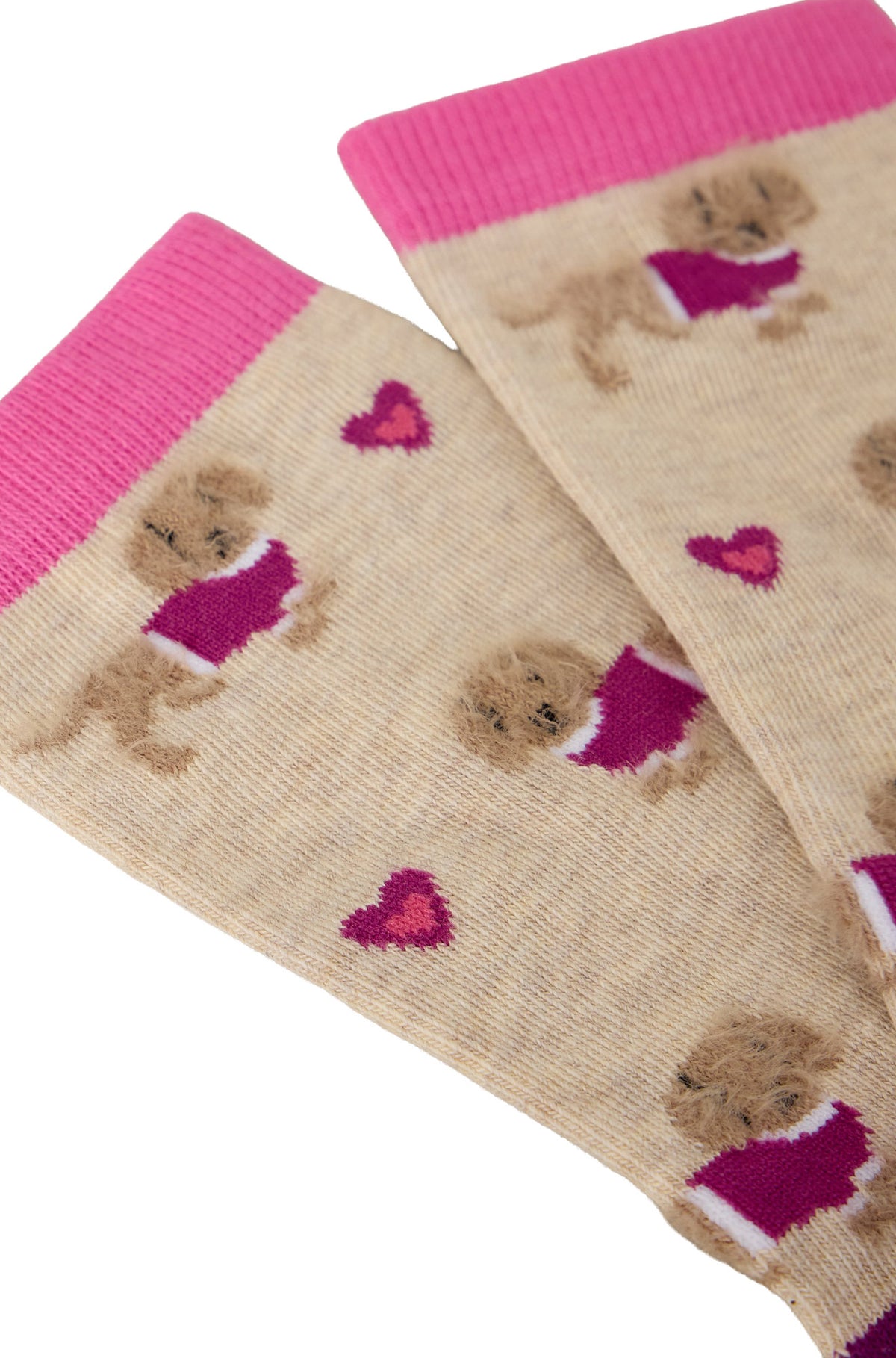 Détail de chaussettes bas crème à revers roses, chiens duveteux et petits coeurs roses pour femme par White Stuff