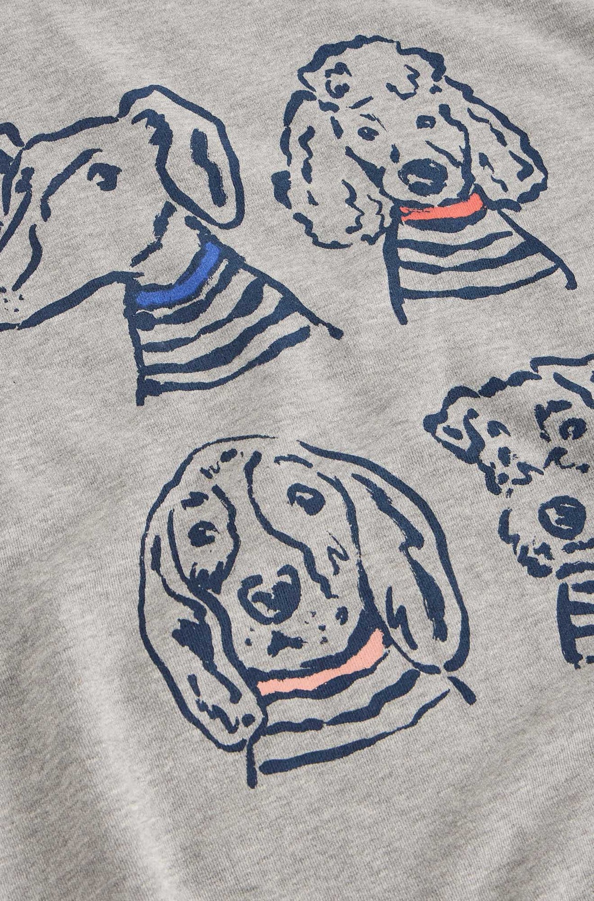 Gros plan du chandail manches longues gris avec tissu, dessins de chiens marine et accents corail pour femme par White Stuff