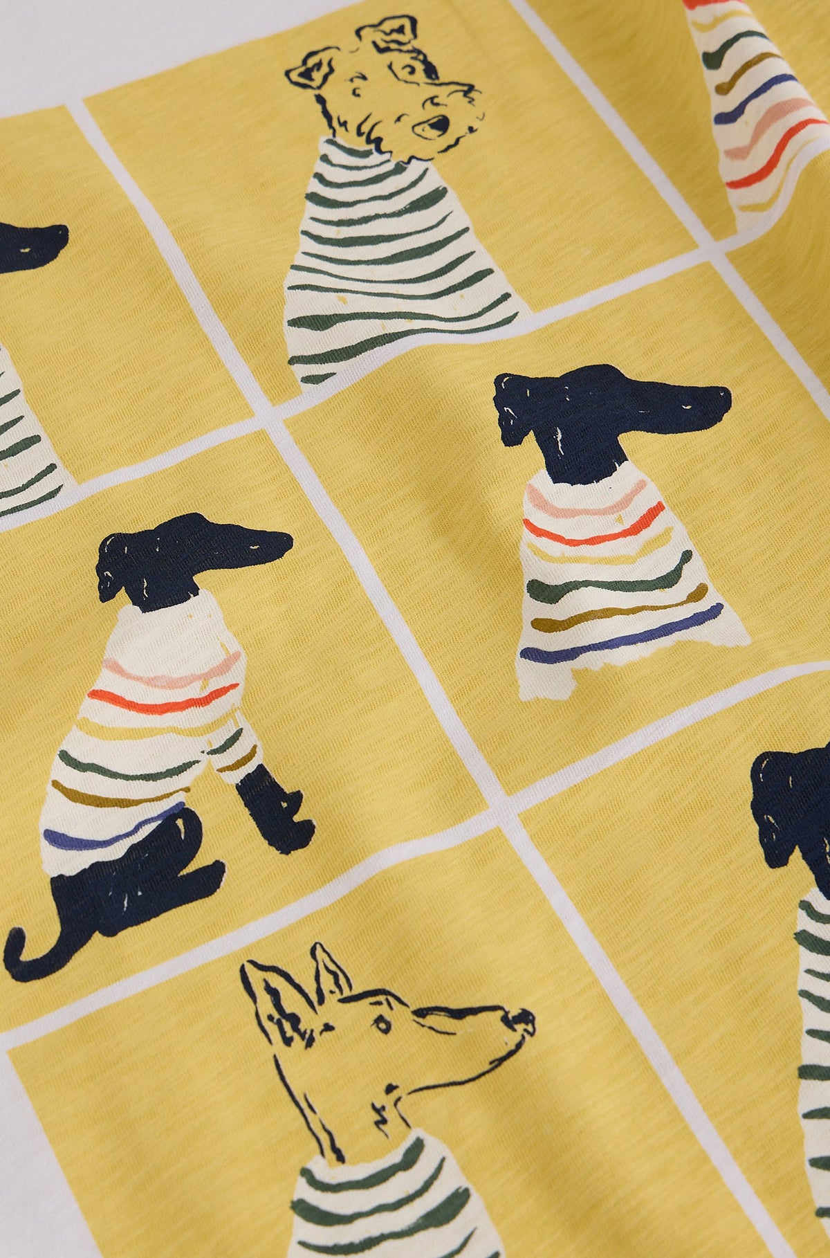 Gros plan du motif jaune à chiens sur un T-Shirt blanc, avec texture jersey flammée pour femme par White Stuff