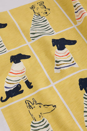 Gros plan du motif jaune à chiens sur un T-Shirt blanc, avec texture jersey flammée pour femme par White Stuff